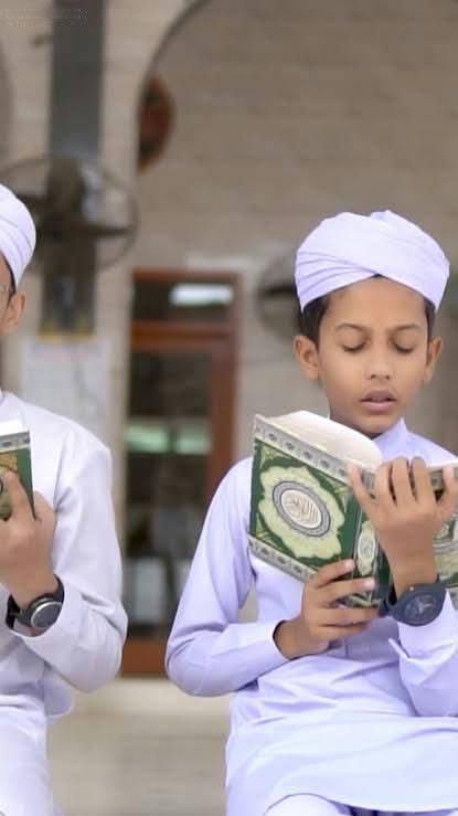 ایک طالب علم قرآن مجید کی ناظرہ خواندگی کرتے ہوئے