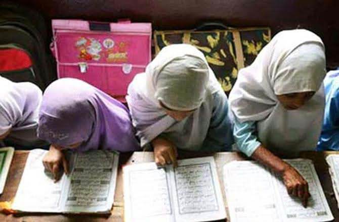 طالبات حجاب میں بیٹھ کر قرآن مجید پڑھتی ہوئی
